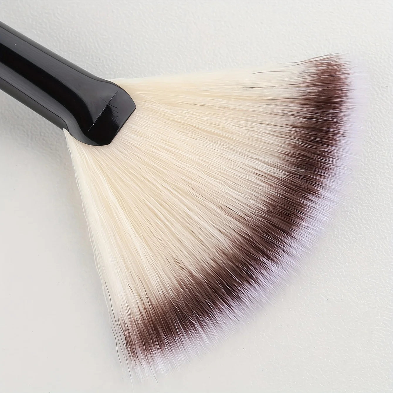 Fan Highlighter Brush - Professional